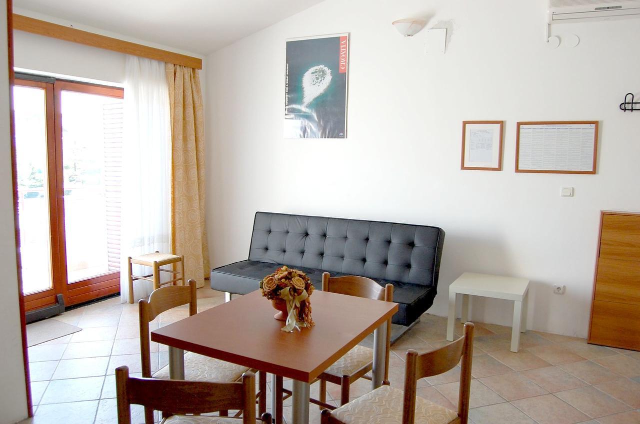 Apartments Myadria Малинска Екстериор снимка
